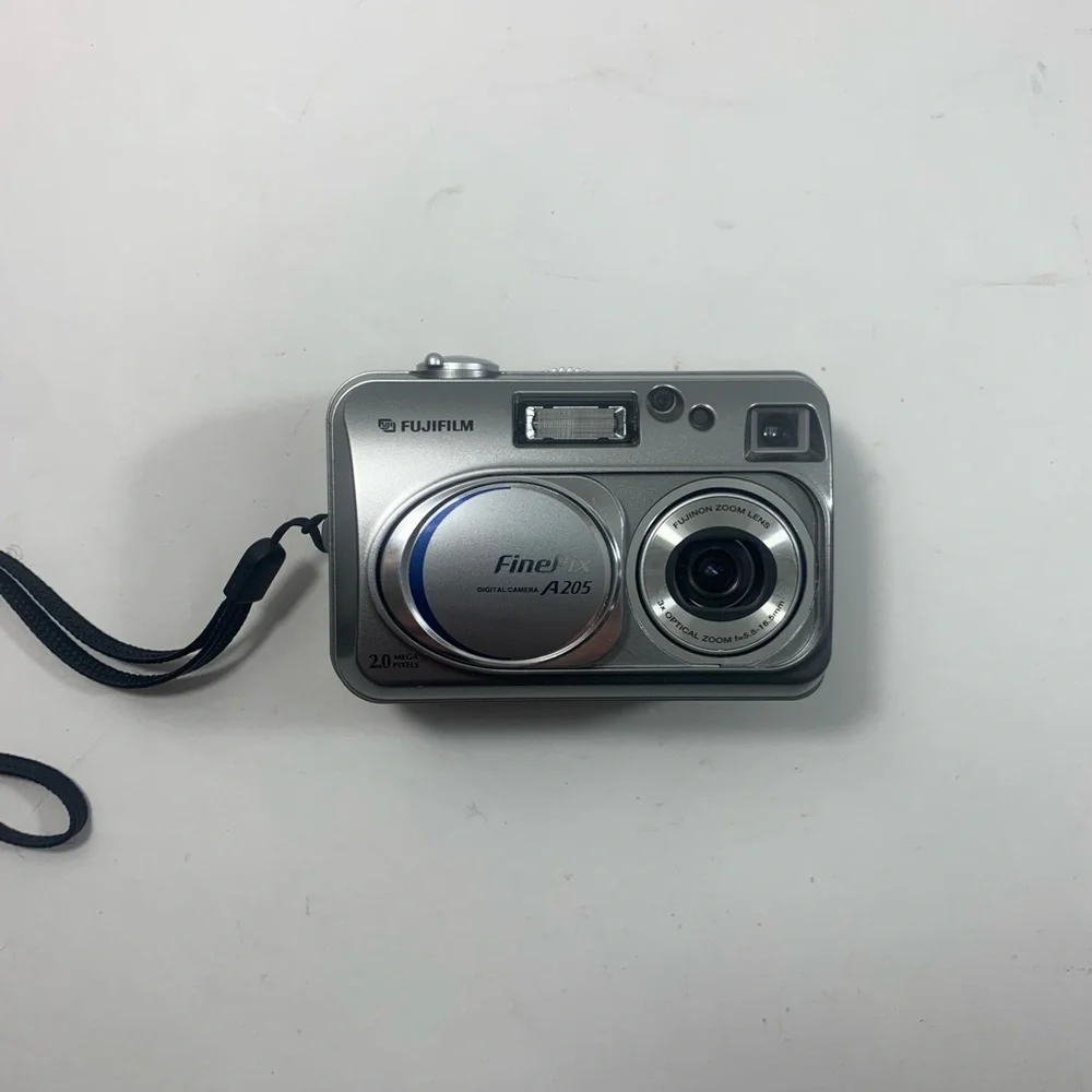 Fujifilm FinePix A Series A205 2.0MP Digital Camera - Silver W/case TESTED!